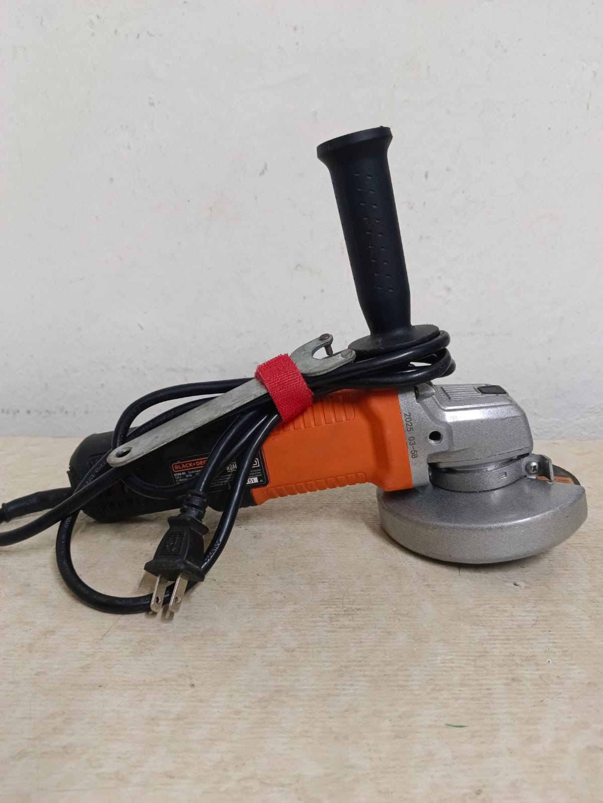 Mini esmeril BLACK & DECKER g720x-b3, usado