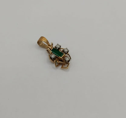 Dije con priedra verde ORO 10k peso 2.2gr, usado