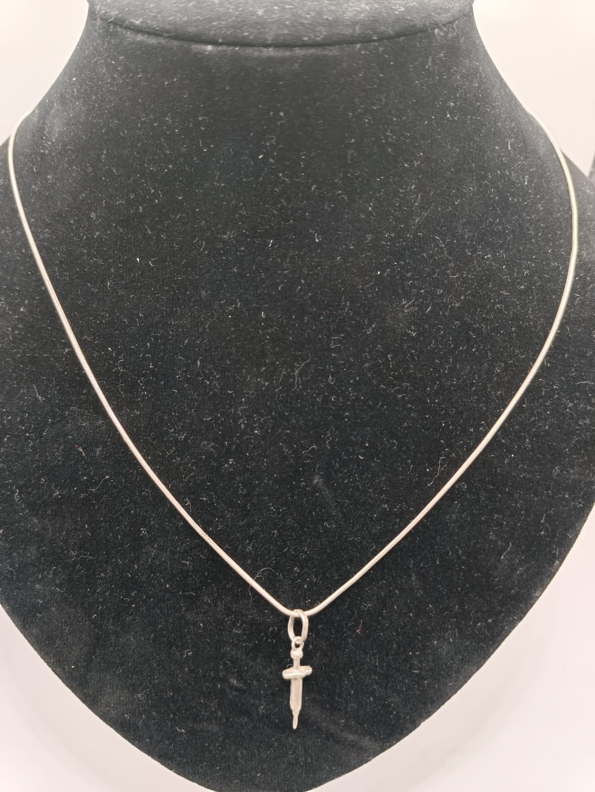 Collar cola de rata con dije de jeringa PLATA 925 peso 5.1gr, usado
