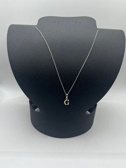 Cadena tejido cerrado circular con dije letra g 2.5 grs 26cm baño de plata