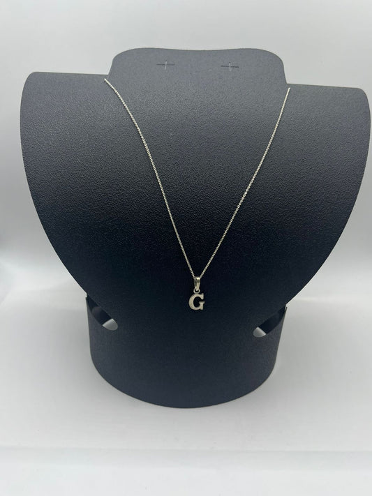 Cadena tejido cerrado circular con dije letra g 2.5 grs 26cm baño de plata