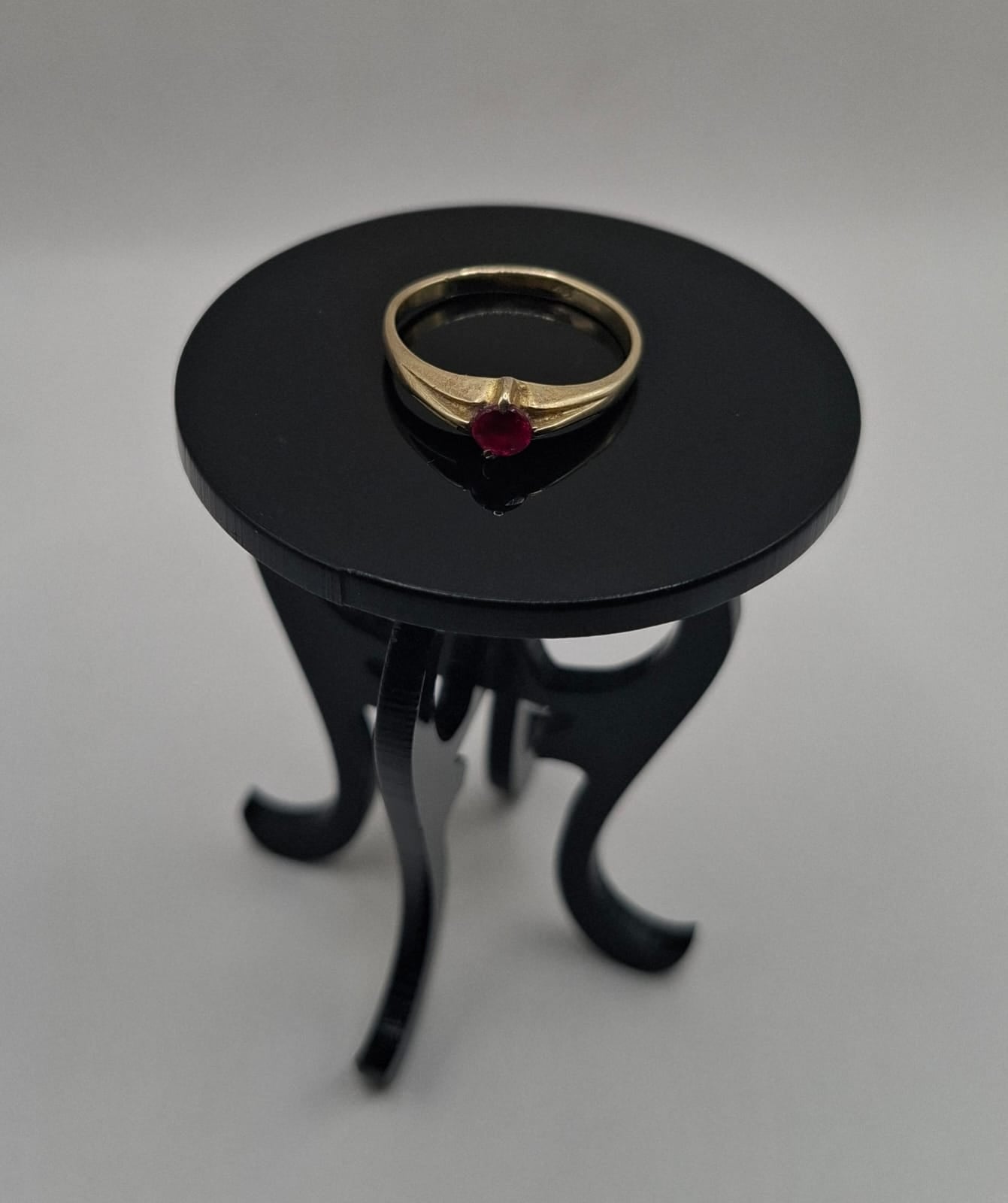 Anillo piedra roja ORO 10k peso 1.9gr, usado