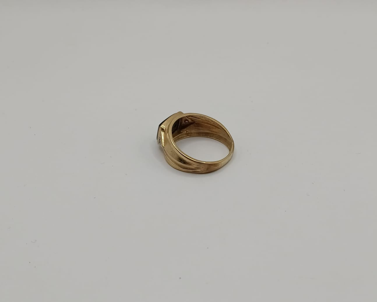 Anillo tipo sello con sintetico negro ORO 8k peso 3.3gr, usado