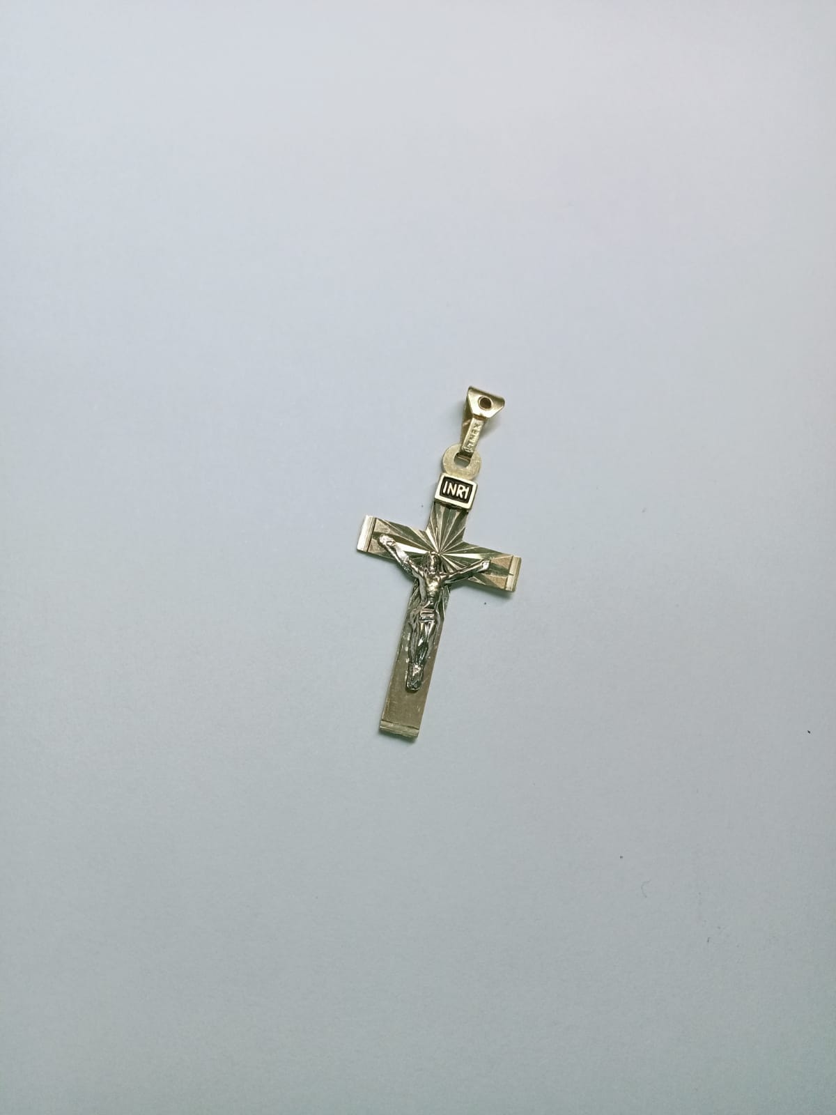 Dije de Oro 10K Diseño Cruz – Clásico y Elegante