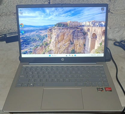 Laptop HP 240gb ssd 8ram ryzen 3, usado