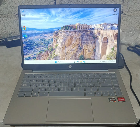 Laptop HP 240gb ssd 8ram ryzen 3, usado