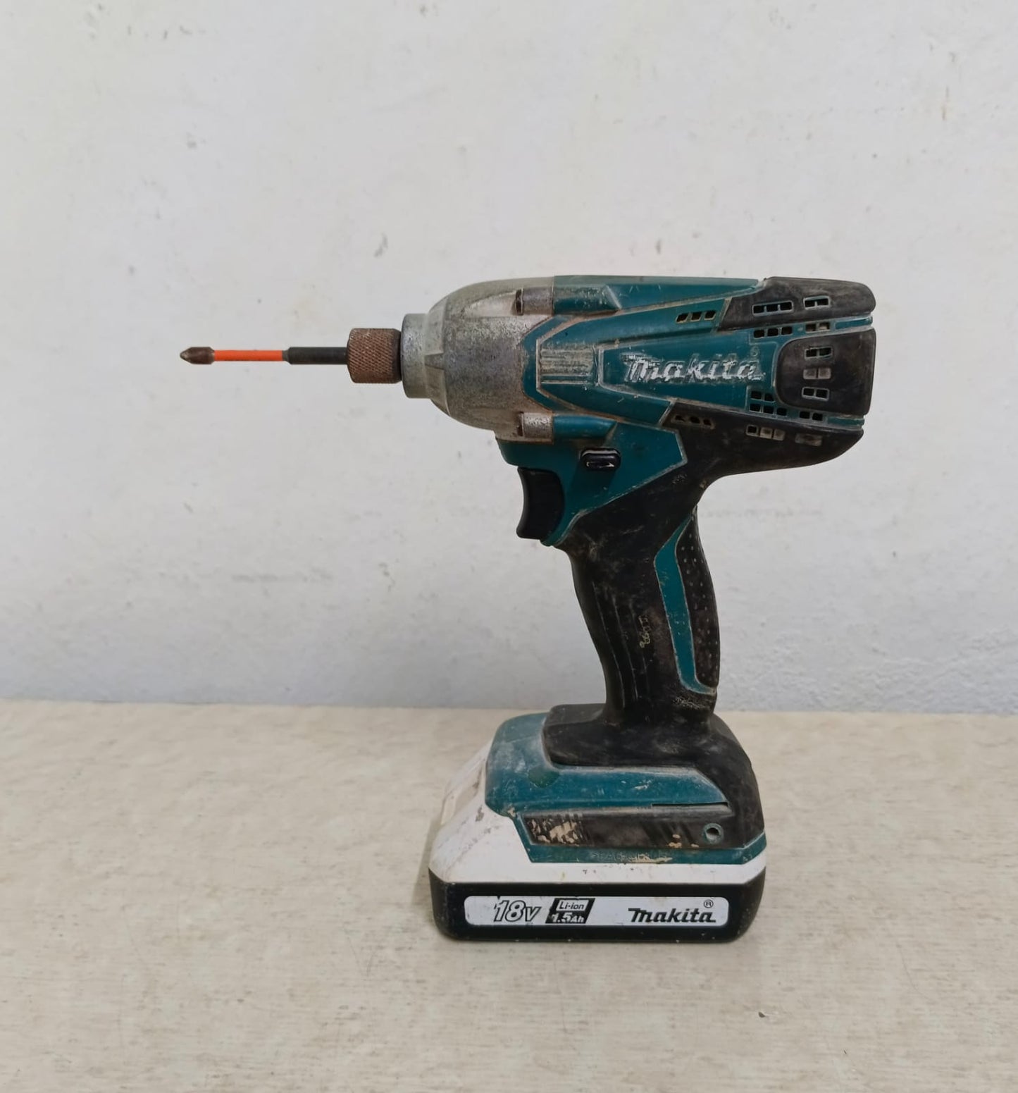 Atornillador inalambrico Makita dt02 con cargador, usado
