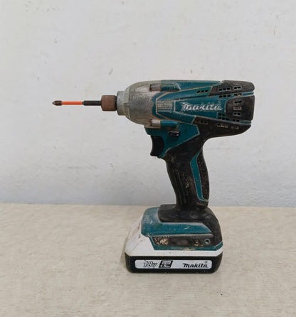 Atornillador inalambrico Makita dt02 con cargador, usado