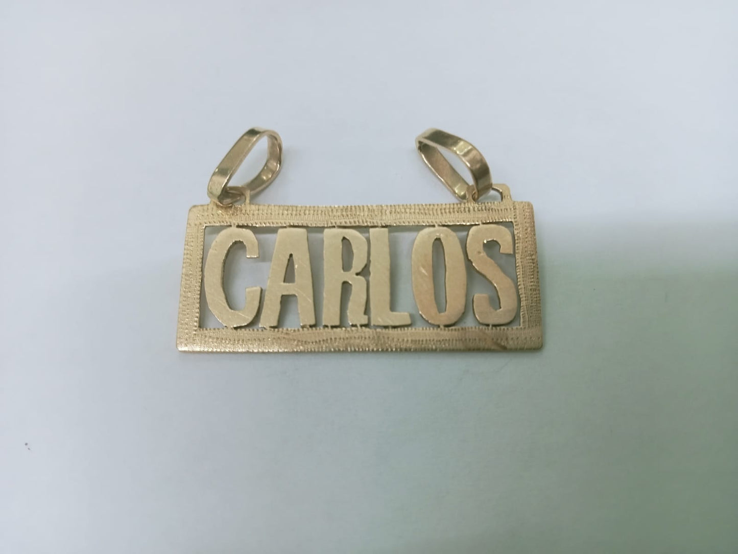 Dije Personalizado en Oro 10K – Nombre “Carlos”