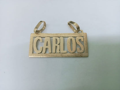 Dije Personalizado en Oro 10K – Nombre “Carlos”