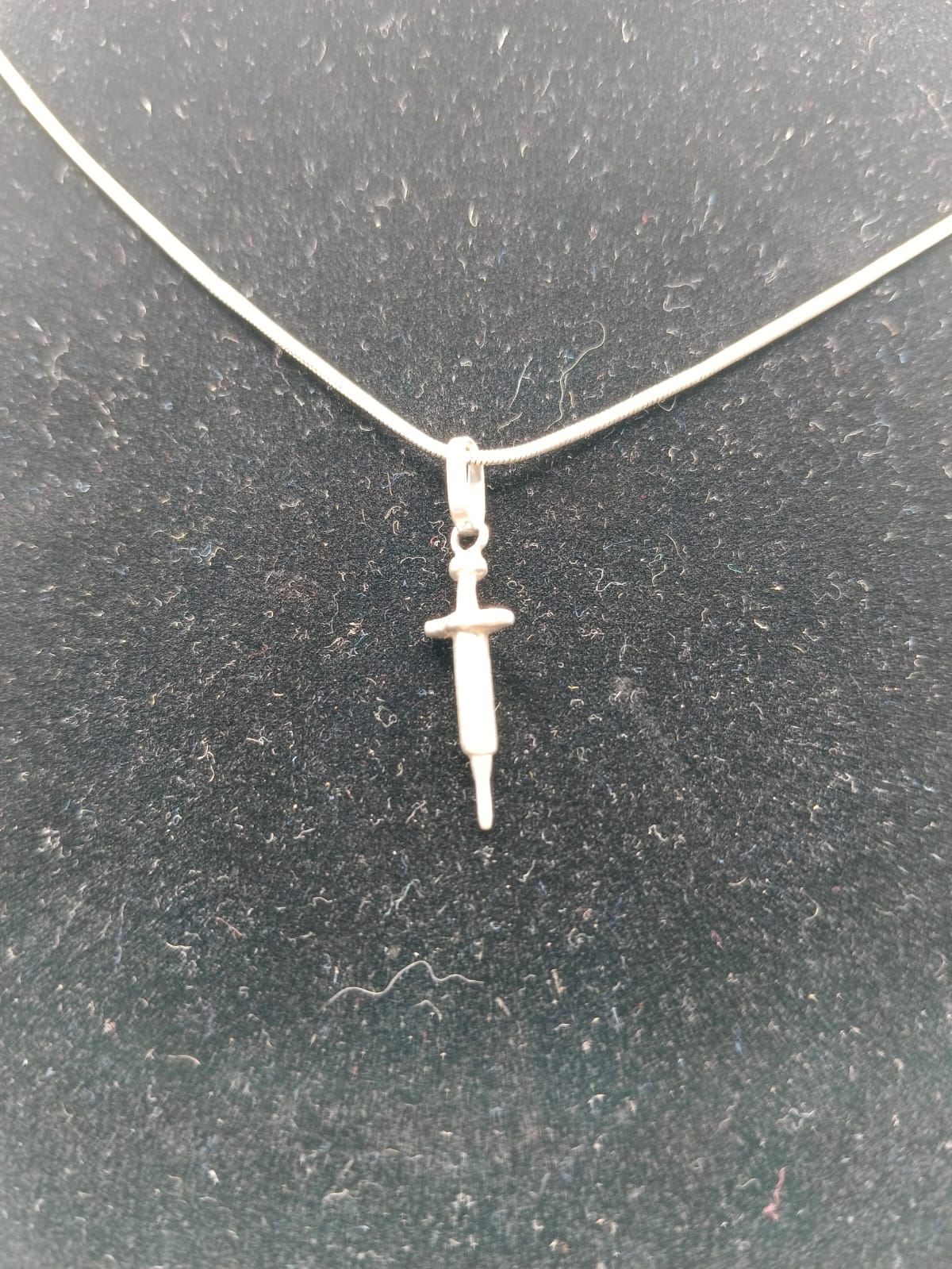 Collar cola de rata con dije de jeringa PLATA 925 peso 5.1gr, usado