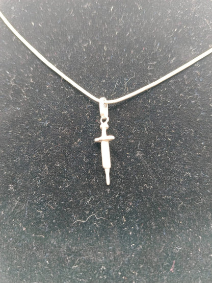 Collar cola de rata con dije de jeringa PLATA 925 peso 5.1gr, usado