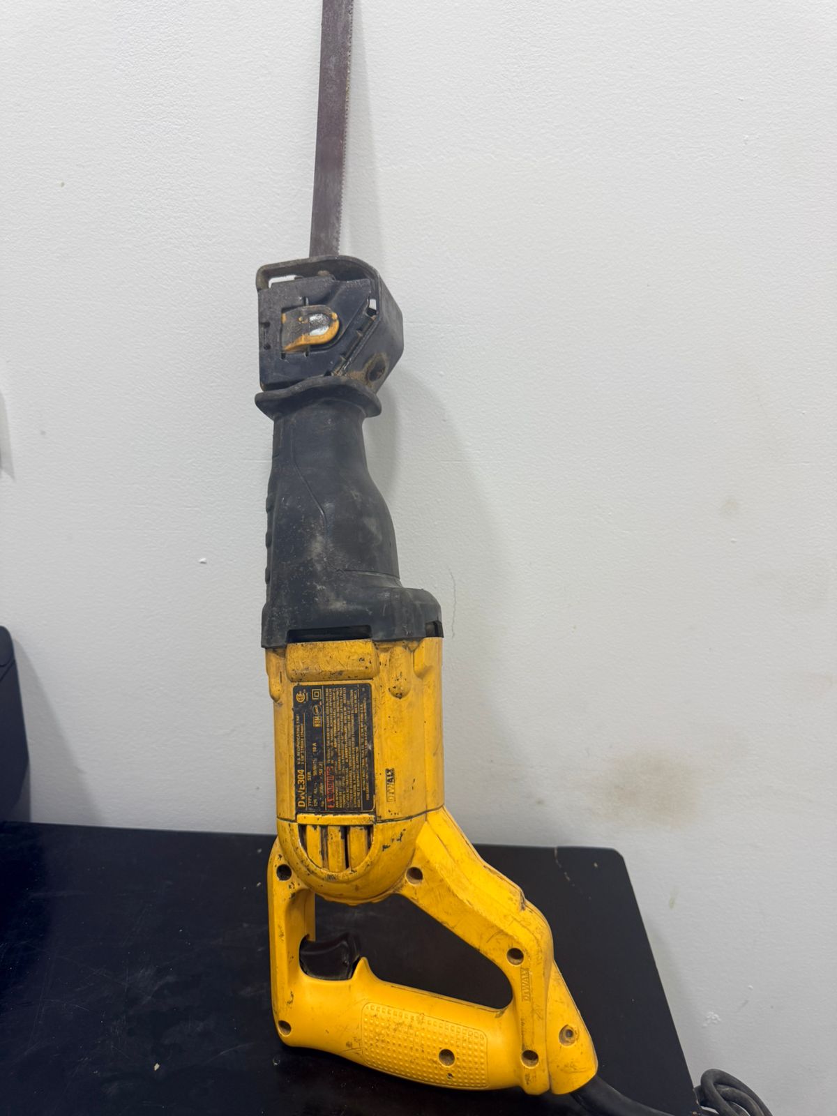 DEWALT DWE304 Sierra Sable 1200W