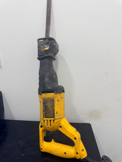 DEWALT DWE304 Sierra Sable 1200W