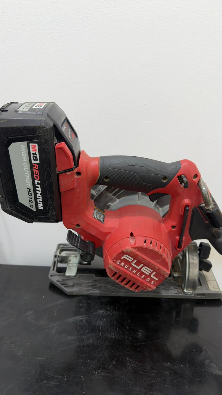 SIERRA CIRCULAR MILWAUKEE INALAMBRICO CON BATERIA (SIN CARGADOR)