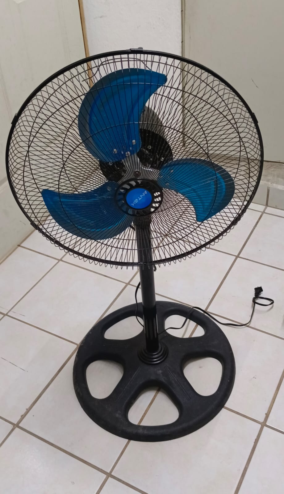 Ventilador de pedestal 3 velocidades ANTEK cu333