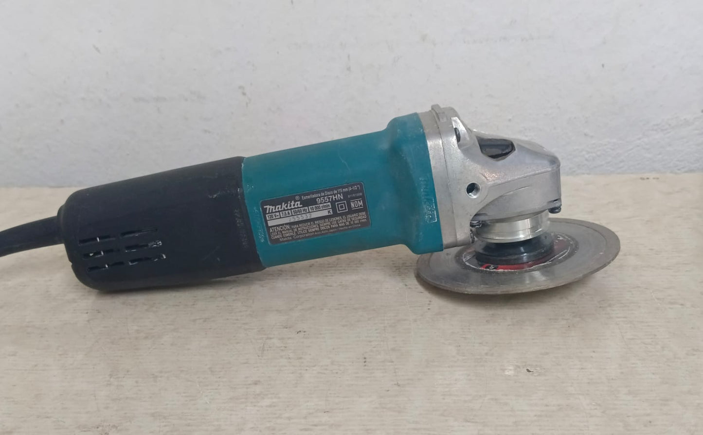 Mini Esmeril MAKITA 9557hn con disco, usado