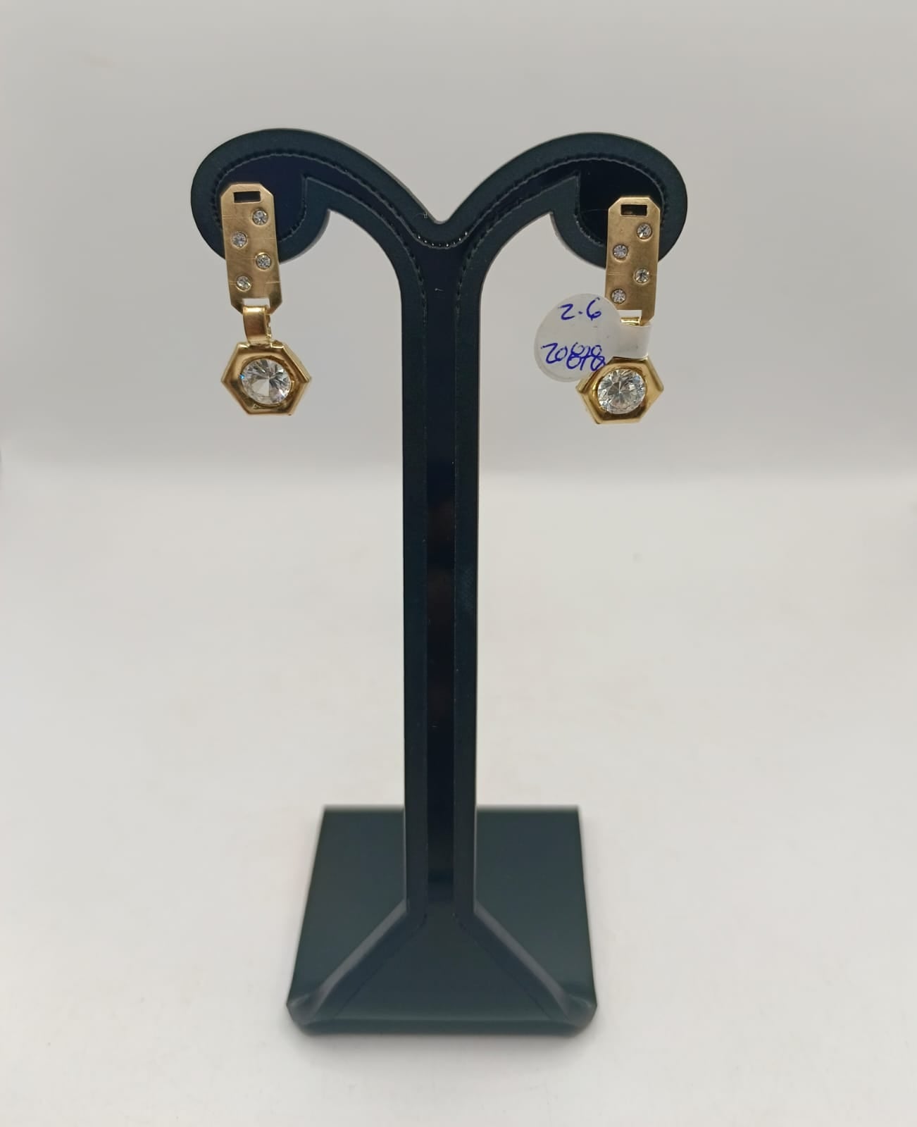 Aretes con sinteticos ORO 10k peso 2.6gr, usado