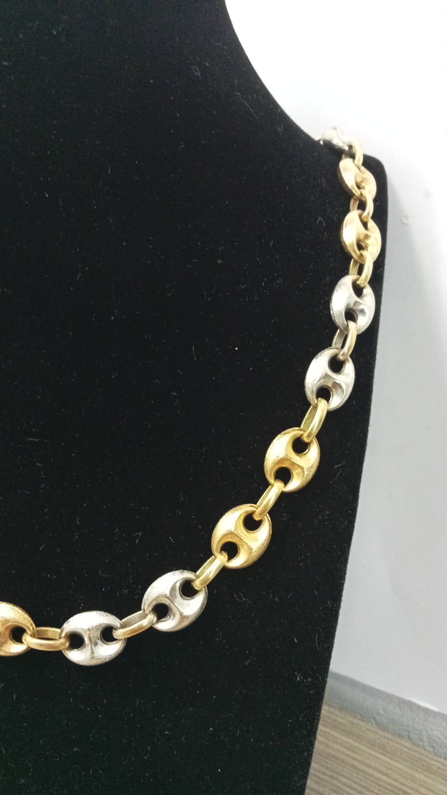 Cadena de oro 18k diseño moderno pesa 57.3 mide 35 cm