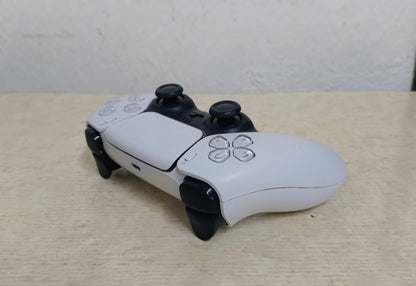 Consola de videojuegos play station 5  Sony con control y cable, usado