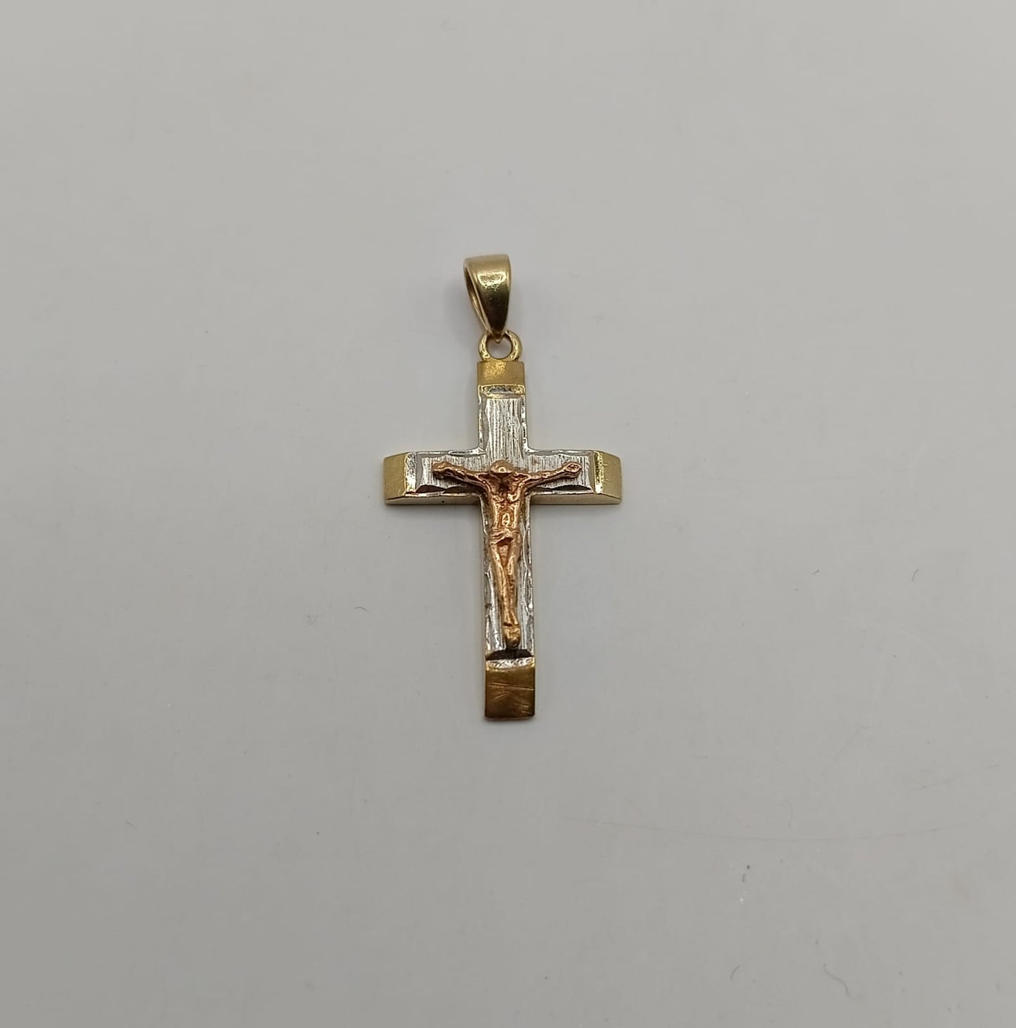 Dije de cruz ORO 10k peso 1.8gr, usado