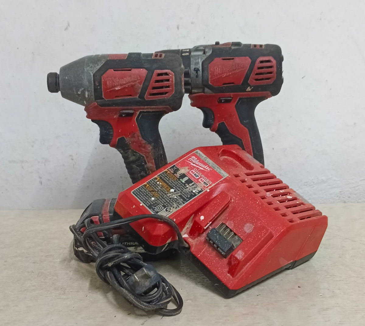 Kit de taladros Inalambricos MILWAUKEE 6131-20, usado