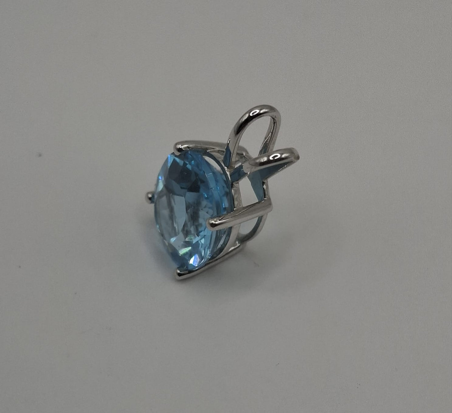 Dije sintetico azul ORO BLANCO 14k peso .8gr, usado
