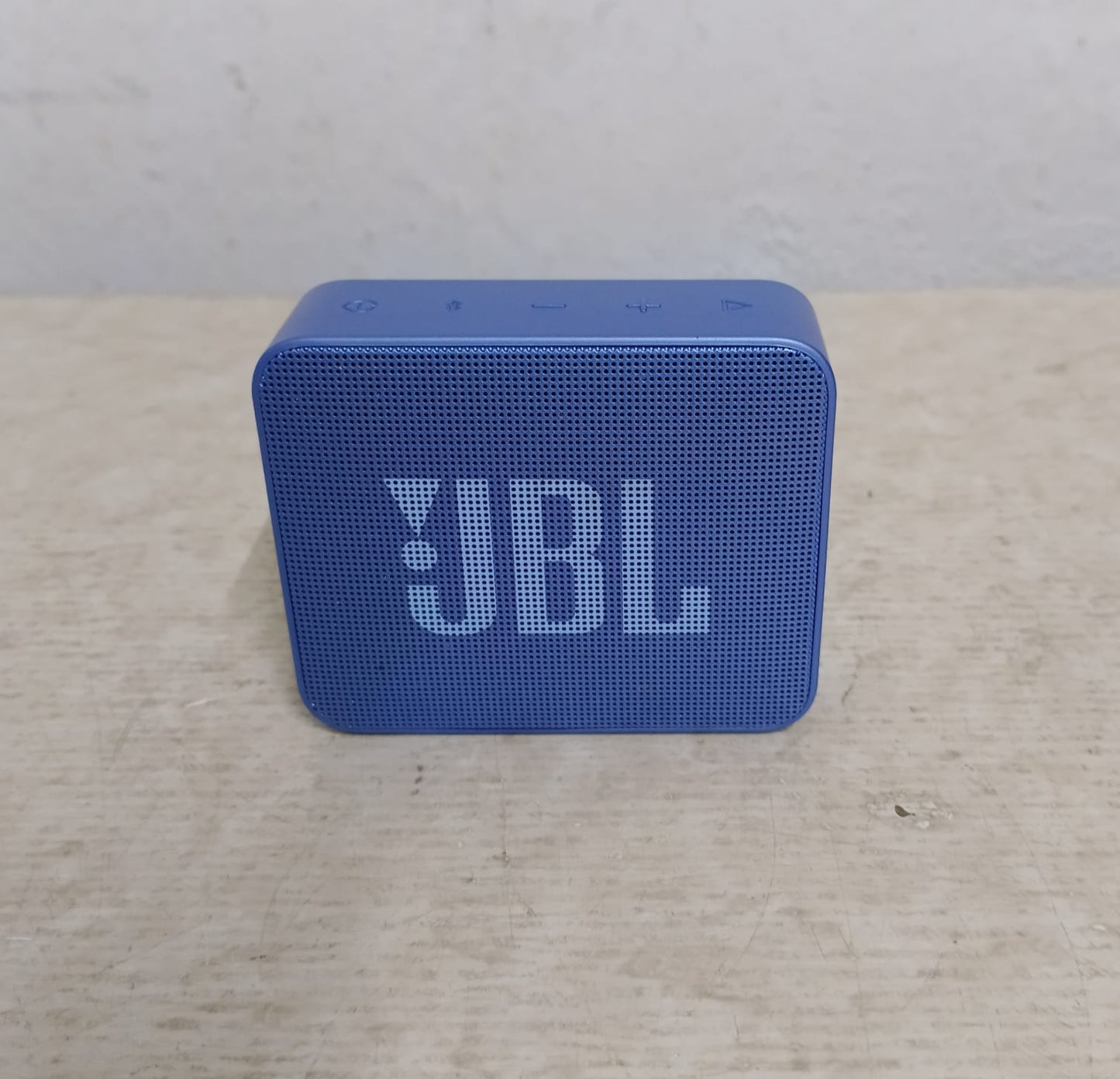 Bocina recargable JBL go esential, usado