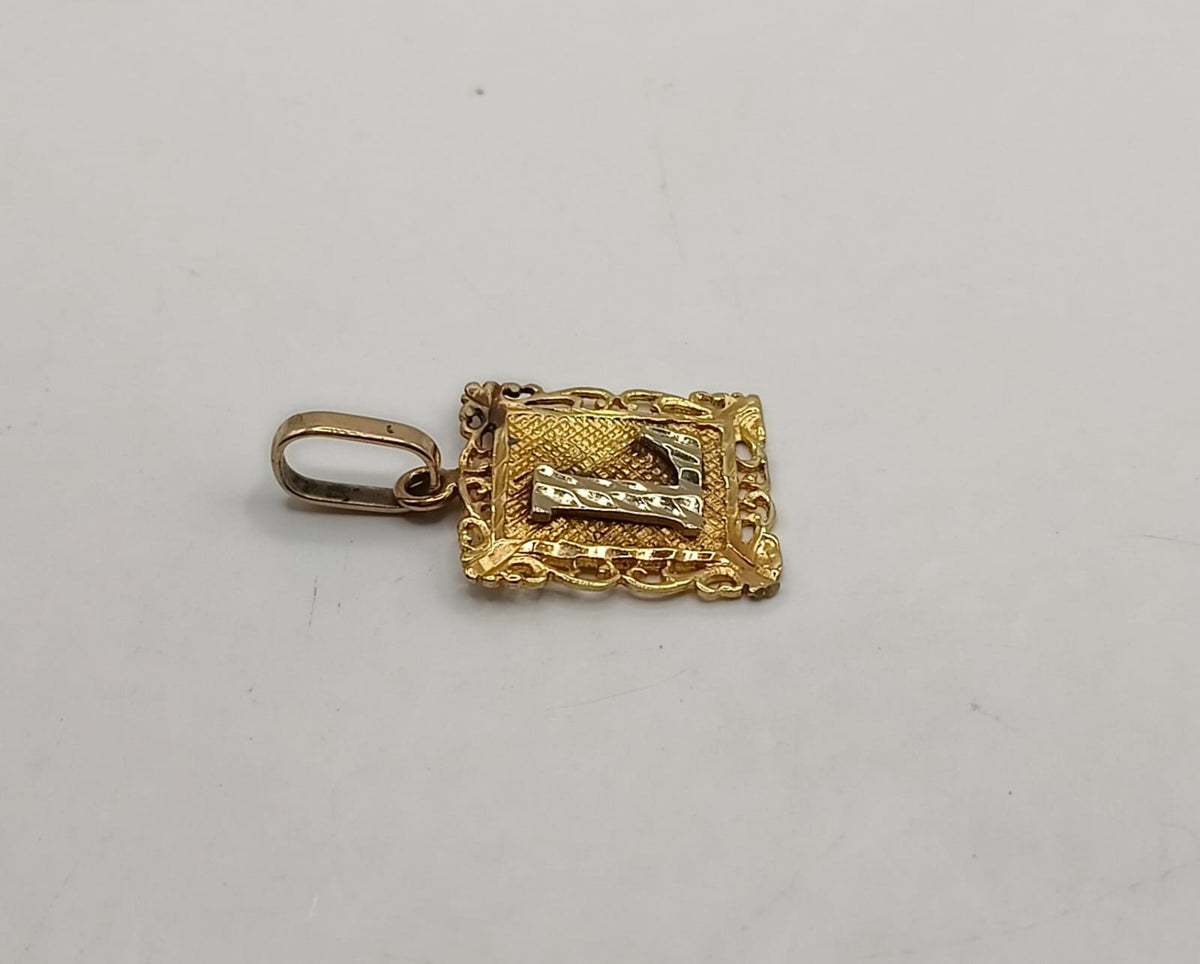 Dije letra L ORO 14k peso 1.5gr , usado