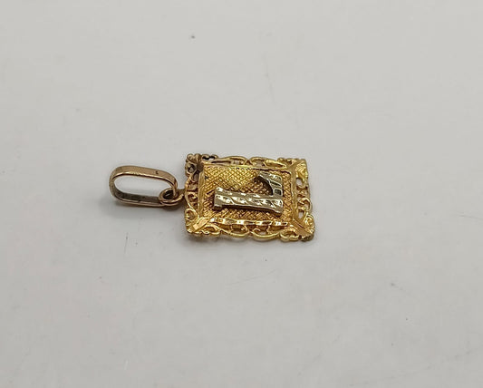 Dije letra L ORO 14k peso 1.5gr , usado