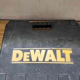 taladro inalámbrico DeWalt usado