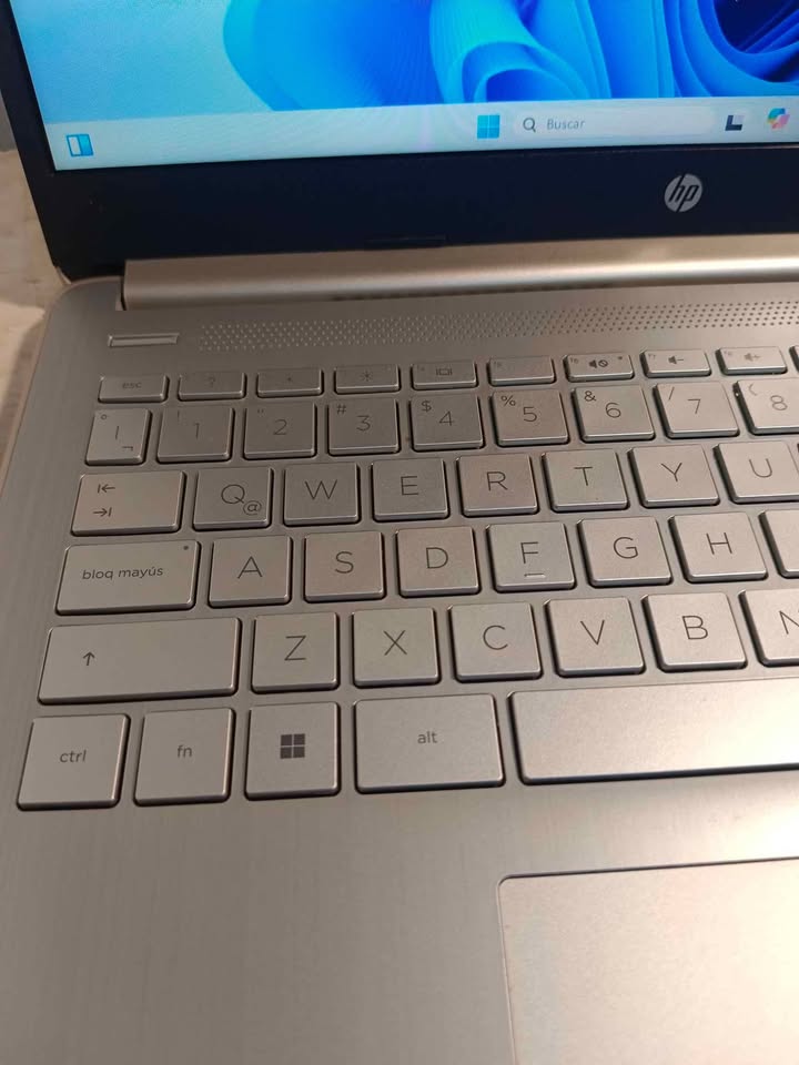 Laptop Hp core I3 14-DQ2502LA 237gb 8ram,usado