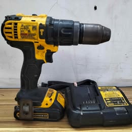 Taladro DeWALT inalámbrico con cargador y batería 👇