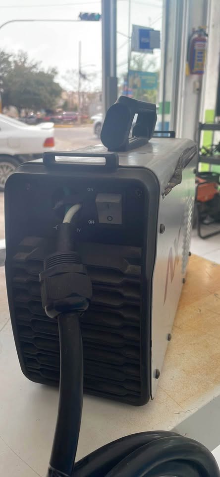 Soldadora Inverter AXT TECH ( usada )