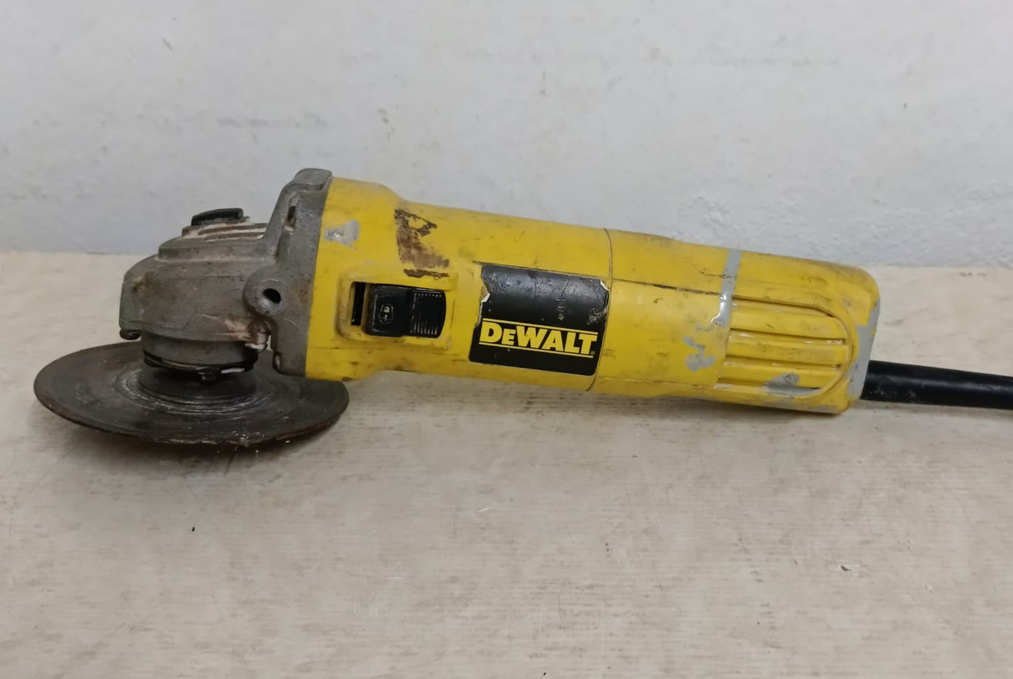 Mini esmeril DEWALT dwe4010-b3 con disco, usado