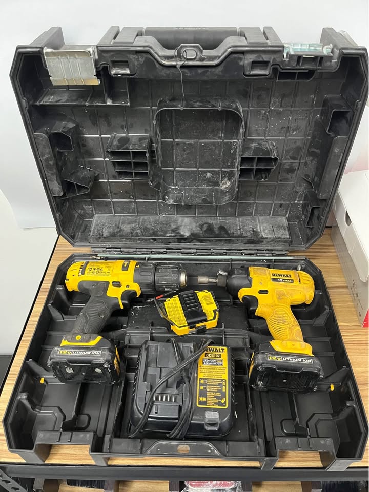 Kit De Taladros Dewalt Con Estuche y Brocas-Usado