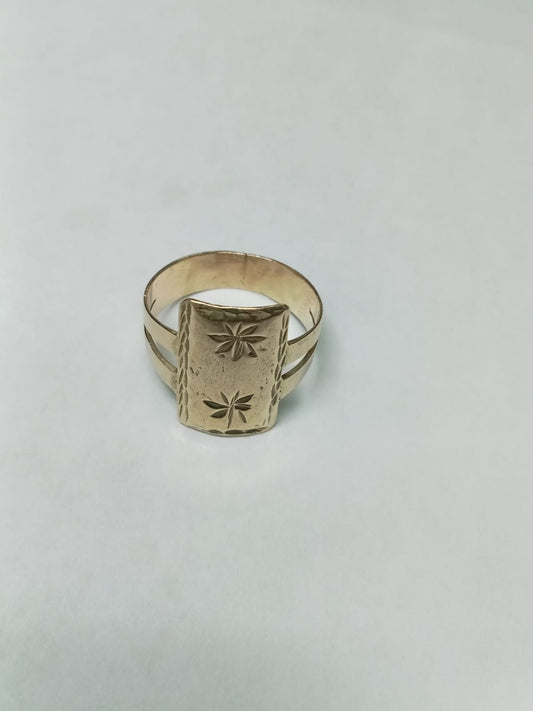 Anillo de Oro 10k – Diseño Placa con Flor Marcada – Talla 9