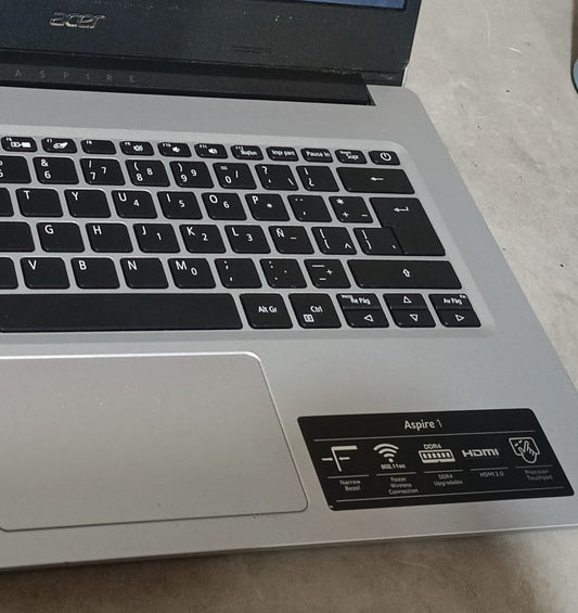 Laptop Acer aspire 1 80gb ssd 4ram intel inside detalle en camara, usada