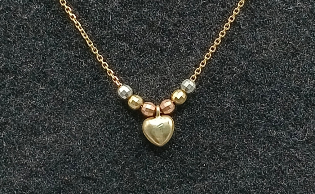 Collar de cuentas con dije de corazon ORO 10k peso 1.9gr