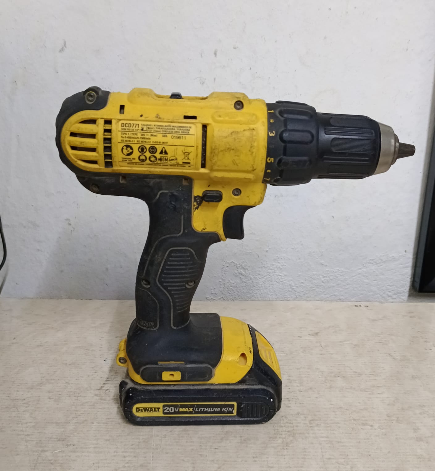Taladro inalambrico DEWALT dcd771 con cargador y dos baterias, usado