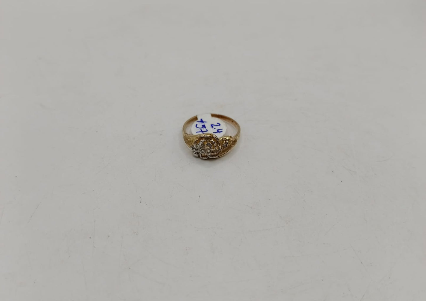 Anillo diseño de flor ORO 10k peso 2.4gr, usado