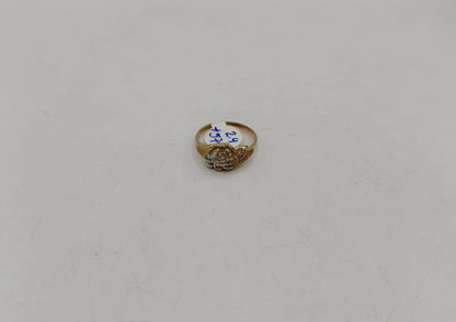 Anillo diseño de flor ORO 10k peso 2.4gr, usado