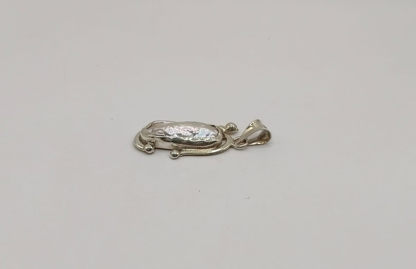 Dije tipo concha PLATA 925 peso 4.4gr, usado