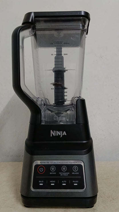 LICUADORA NINJA CON VASO Y TAPA