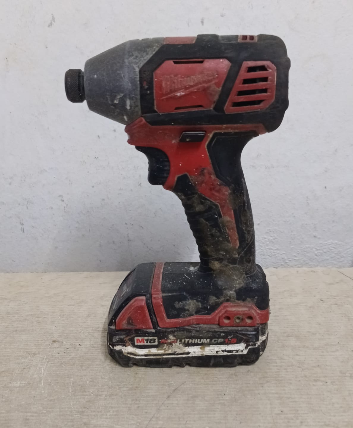 Kit de taladros Inalambricos MILWAUKEE 6131-20, usado
