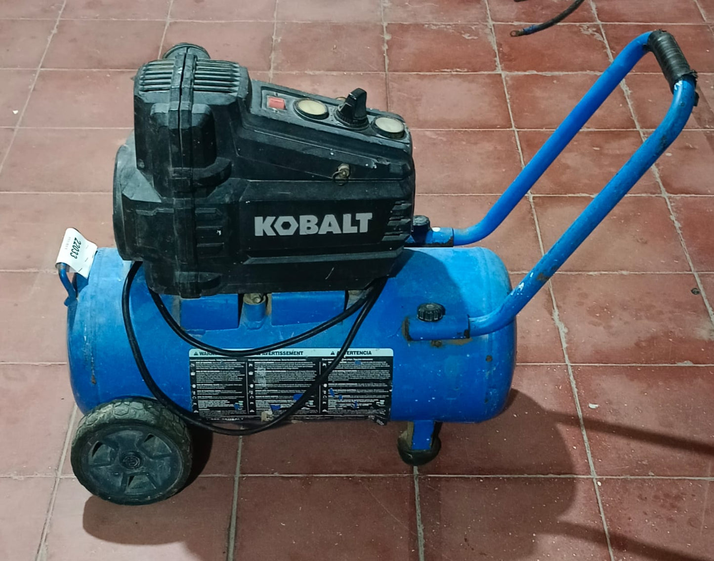 Compresor de aire 8 galones KOBALT, usado