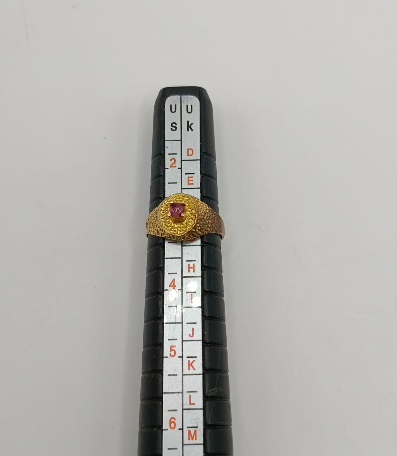 Anillo sintetico rojo ORO 10k peso 1.3gr, usado