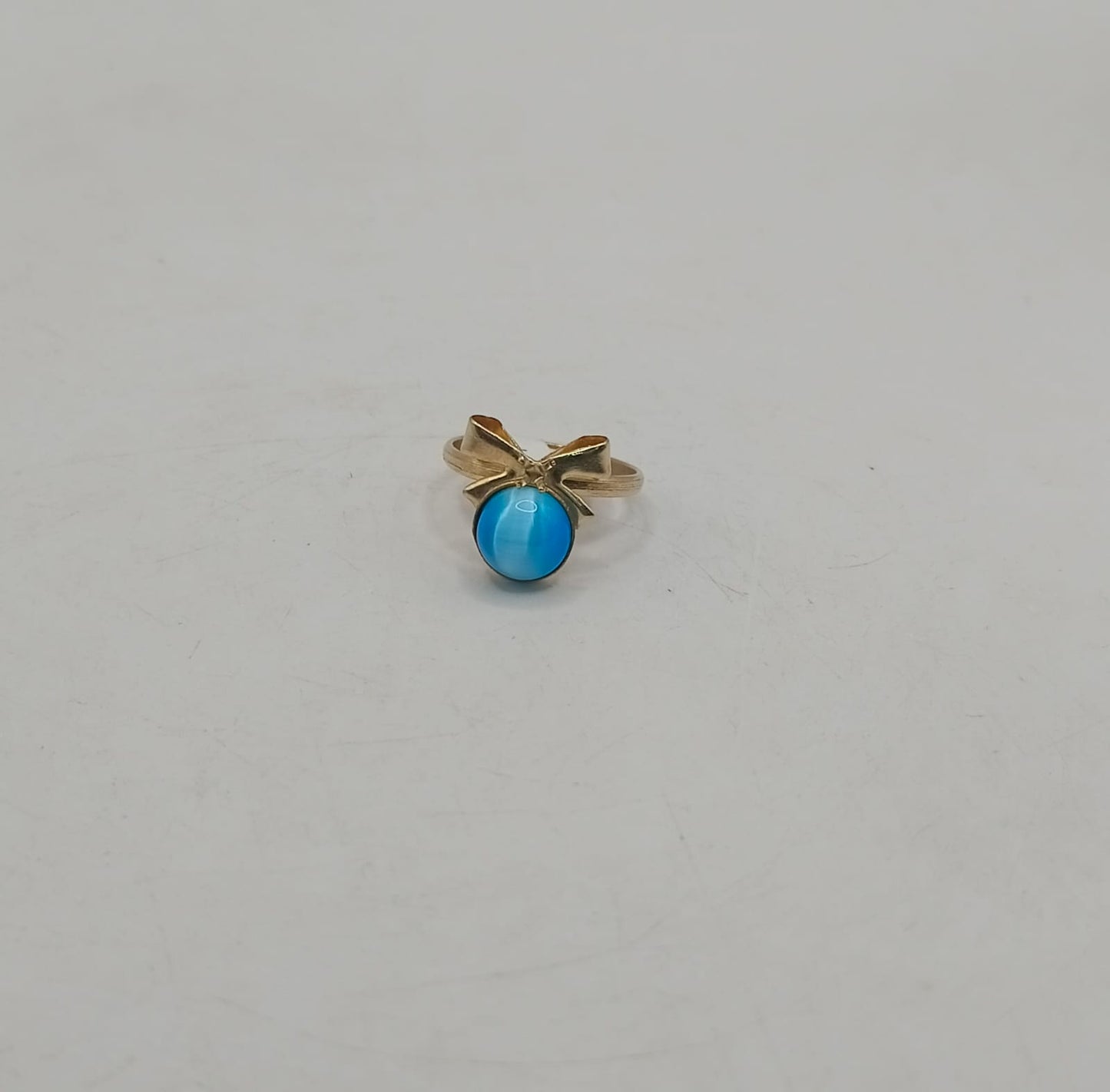 Arete moño ojo de gato azul ORO10k peso 1.8gr, usado