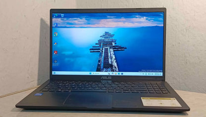 Laptop Asus Vivobook core i5 237GB SSD 8RAM, usado