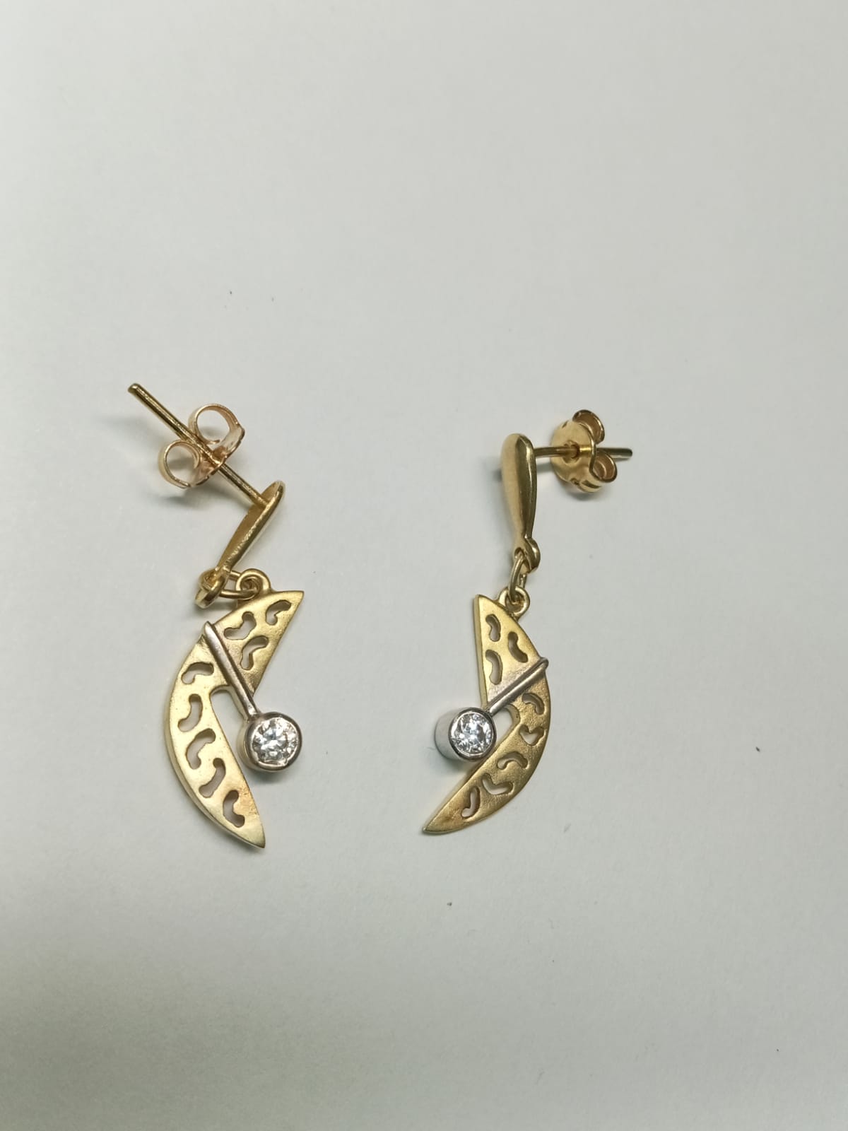 Par de Aretes de Oro Diseño Colgante Luna con Piedra Sintética – Delicadeza y Estilo